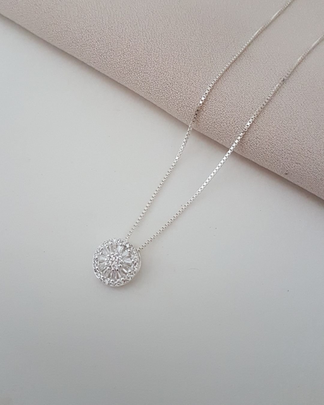 COLAR CÍRCULO ZIRCÔNIAS E PRATA 925