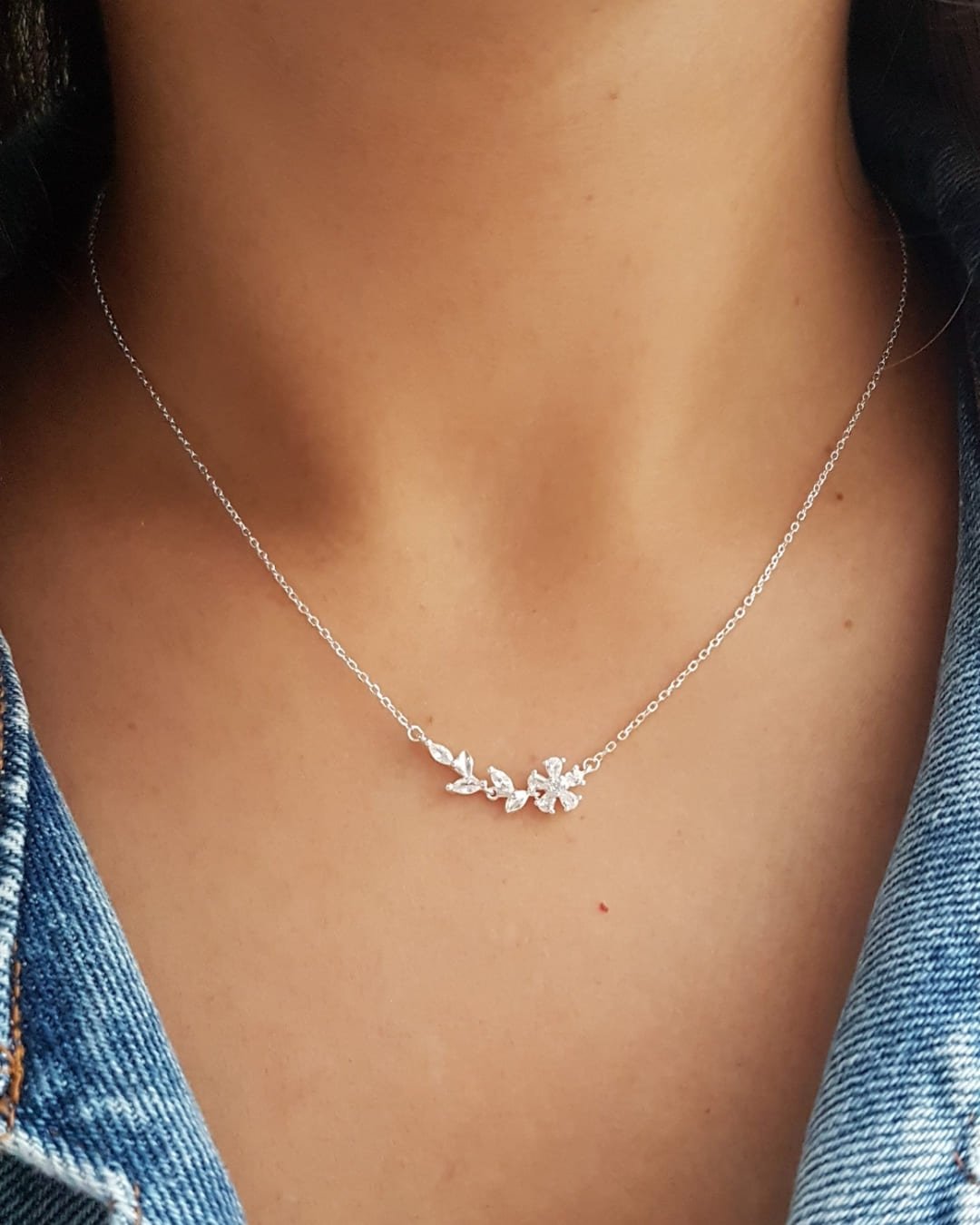 COLAR FLOR E FOLHAS ZIRCÔNIAS DE PRATA 925