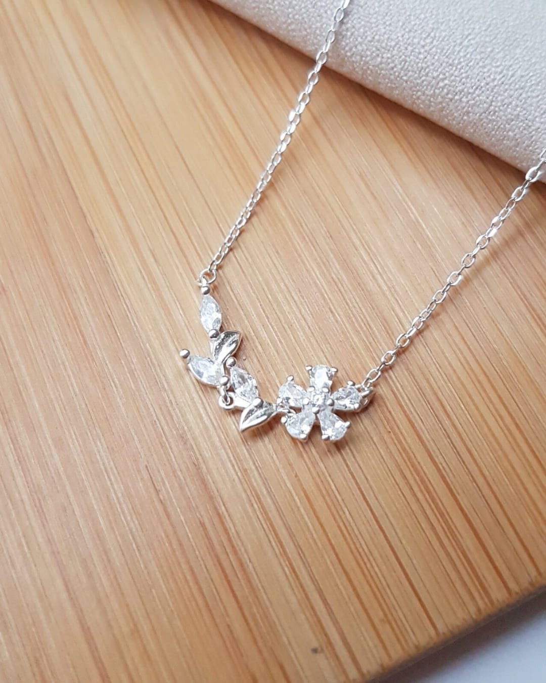 COLAR FLOR E FOLHAS ZIRCÔNIAS DE PRATA 925