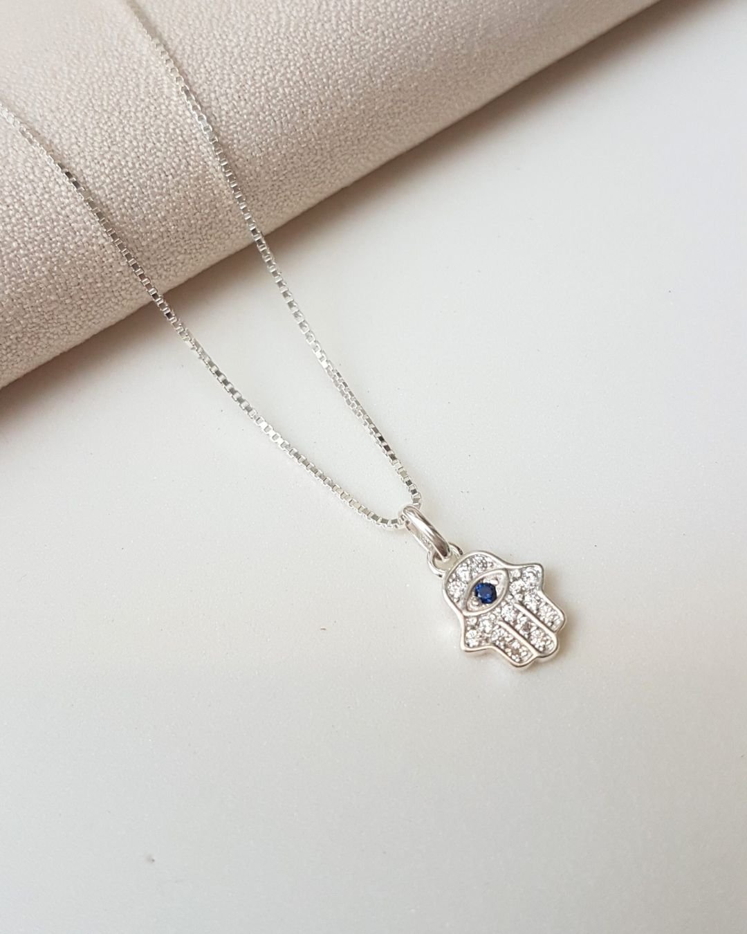 COLAR MÃO DE HAMSÁ E OLHO GREGO AZUL COM ZIRCÔNIAS EM PRATA 925