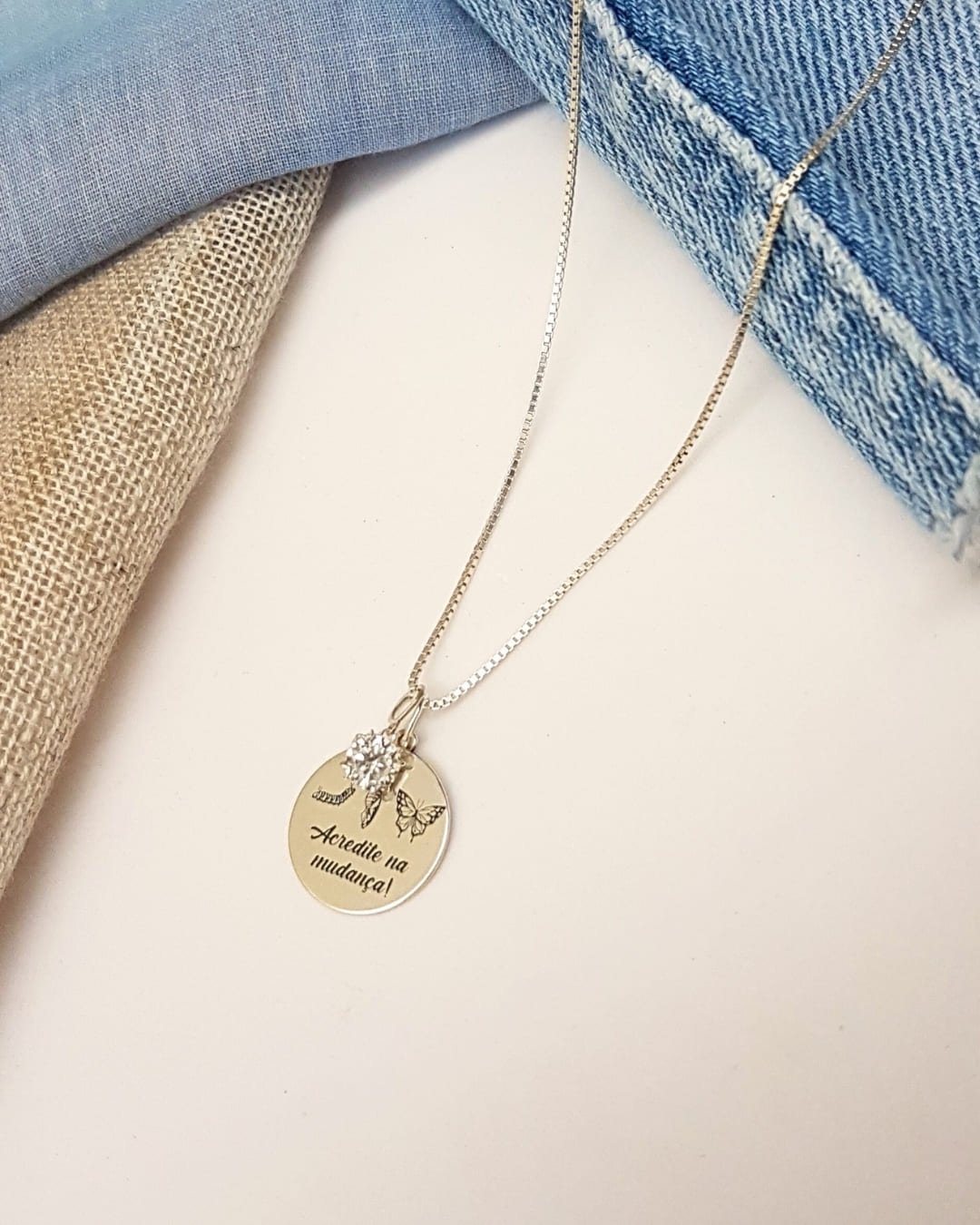 COLAR MEDALHA ACREDITE NA MUDANÇA COM CRISTAL