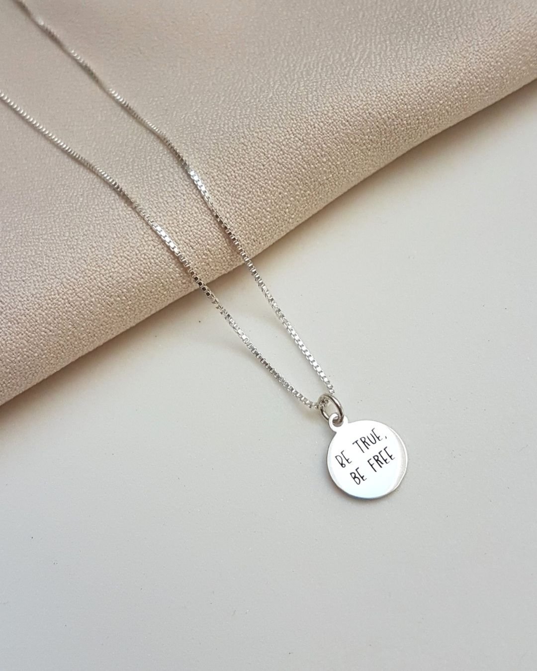 COLAR MEDALHA BE TRUE, BE FREE DE PRATA 925