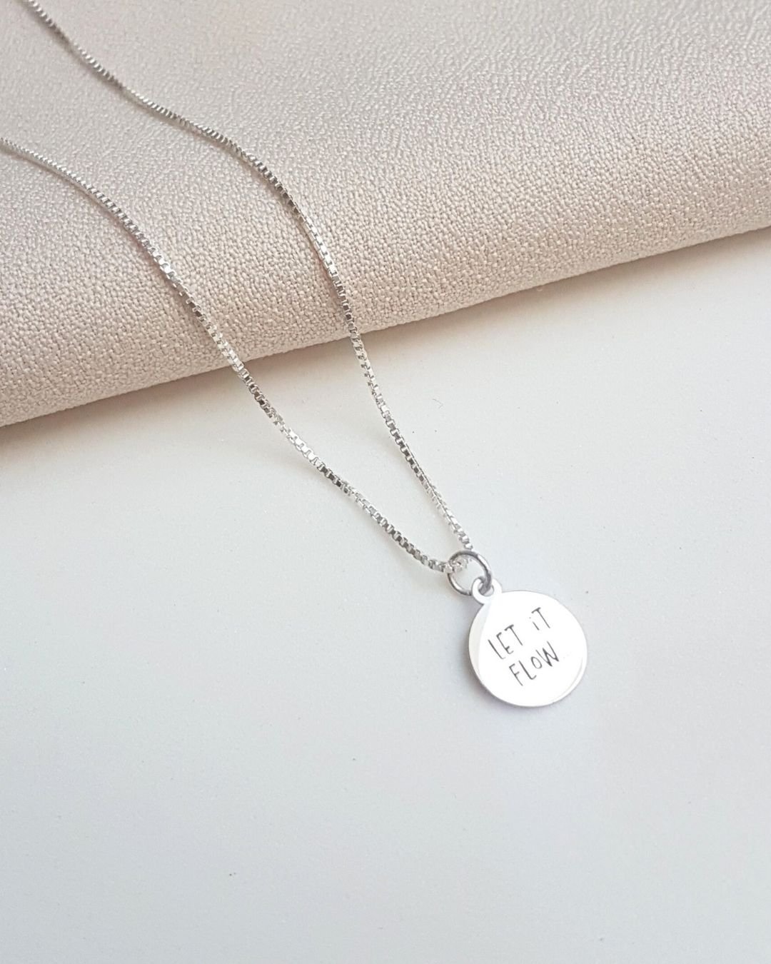 COLAR MEDALHA LET IT FLOW DE PRATA 925