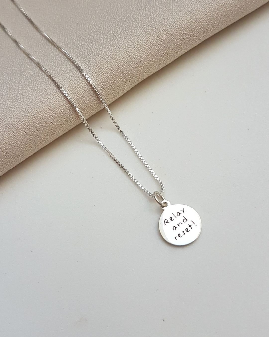 COLAR MEDALHA RELAX AND RESET DE PRATA 925