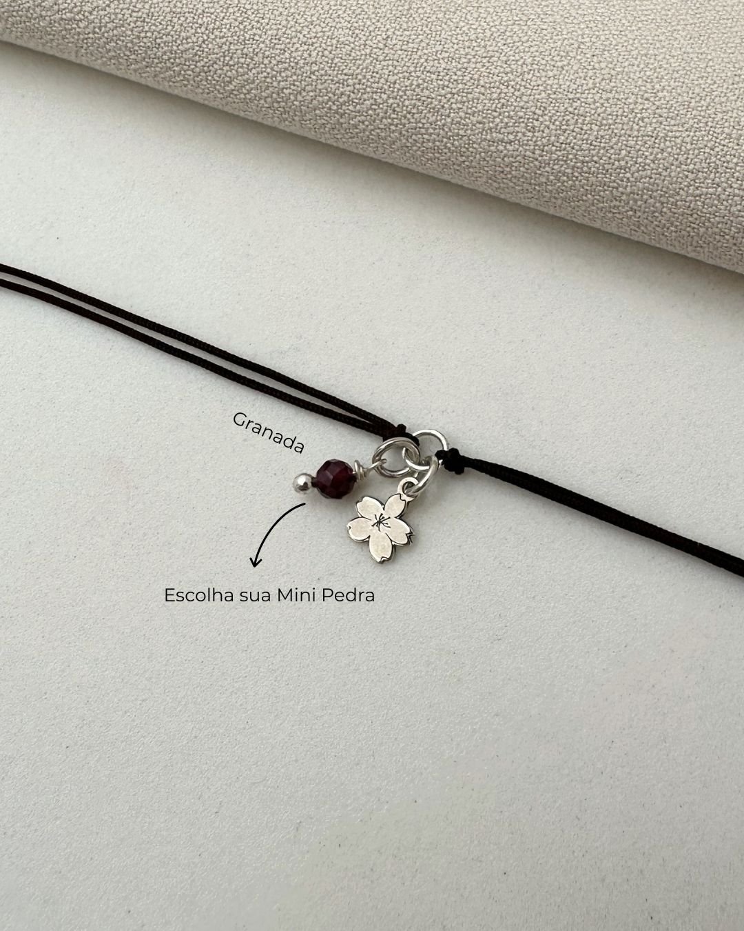COLAR MINI SAKURA COM PEDRA CORDÃO MARROM