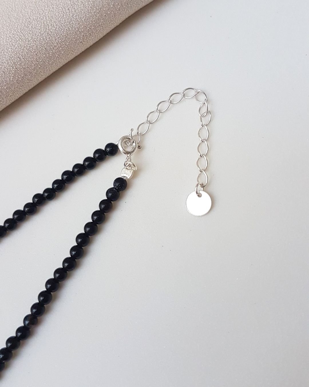 COLAR PEDRAS ÁGATA NEGRA BOLINHAS 3MM E PRATA 925