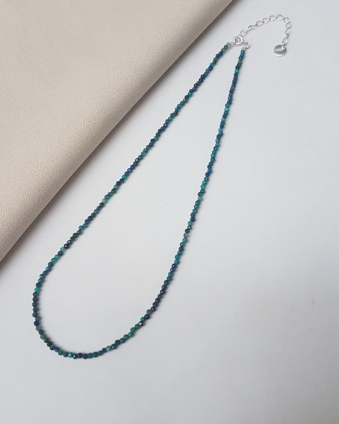 COLAR PEDRAS CRISOCOLA 2MM LAPIDADA E PRATA 925