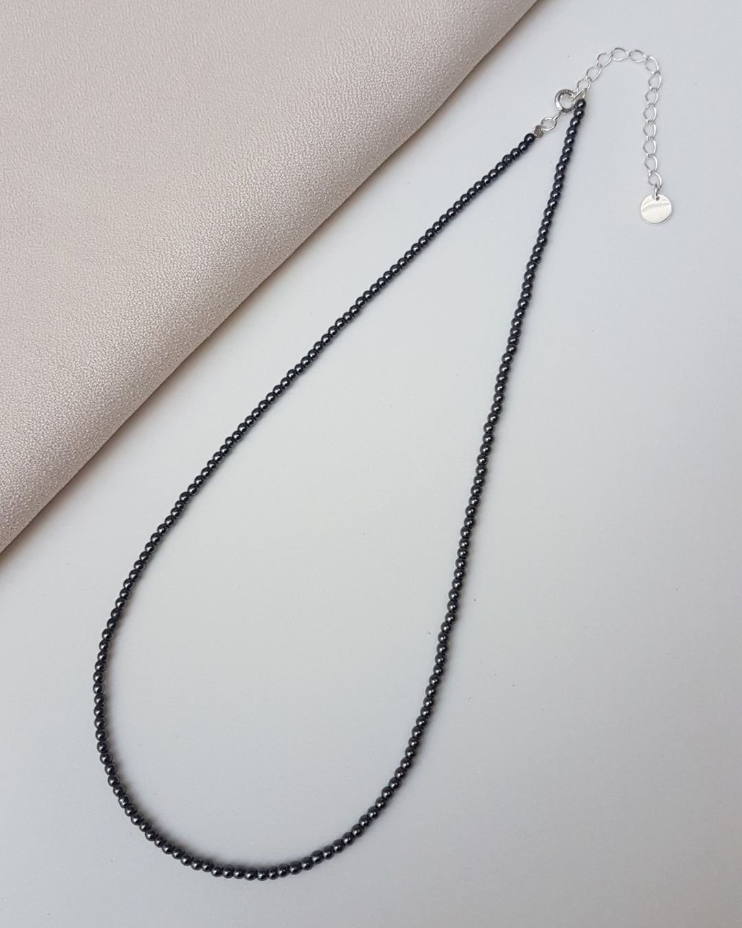 COLAR PEDRAS HEMATITAS BOLINHAS 2MM E PRATA 925