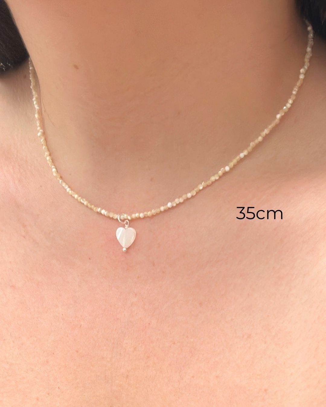 COLAR PEDRAS MADREPÉROLA LAPIDADAS 2MM COM CORAÇÃO PRATA 925