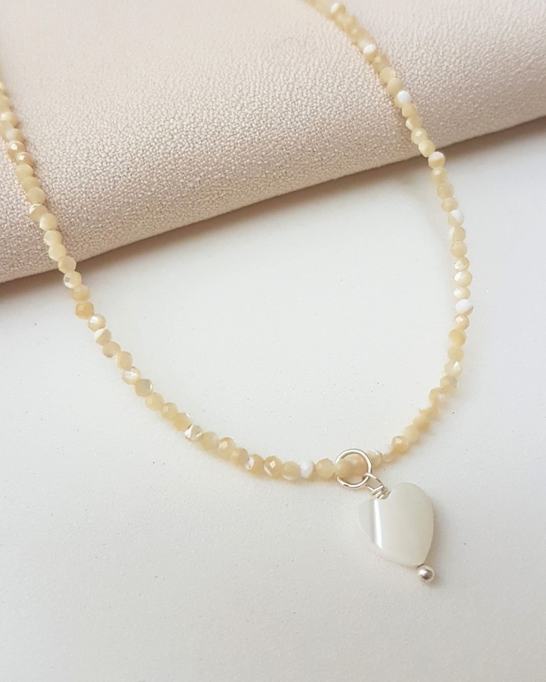 COLAR PEDRAS MADREPÉROLA LAPIDADAS 2MM COM CORAÇÃO PRATA 925