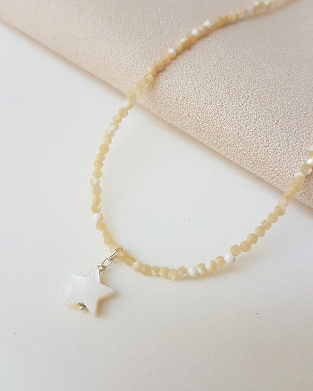 COLAR PEDRAS MADREPÉROLA LAPIDADAS 2MM COM ESTRELA PRATA 925