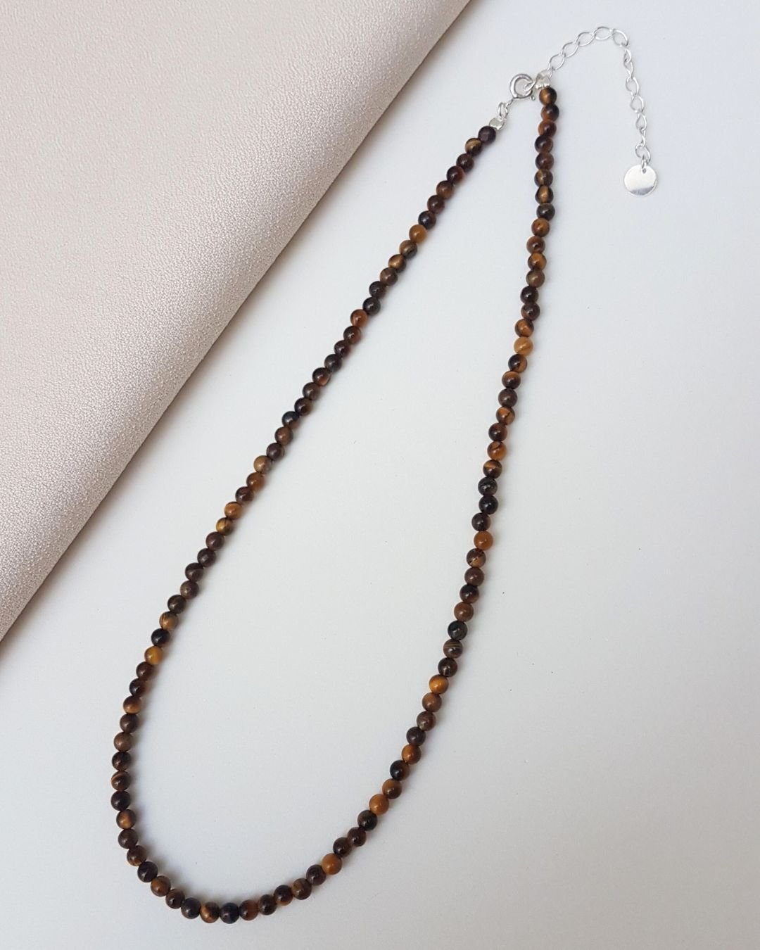 COLAR PEDRAS OLHO DE TIGRE BOLINHAS 4MM E PRATA 925