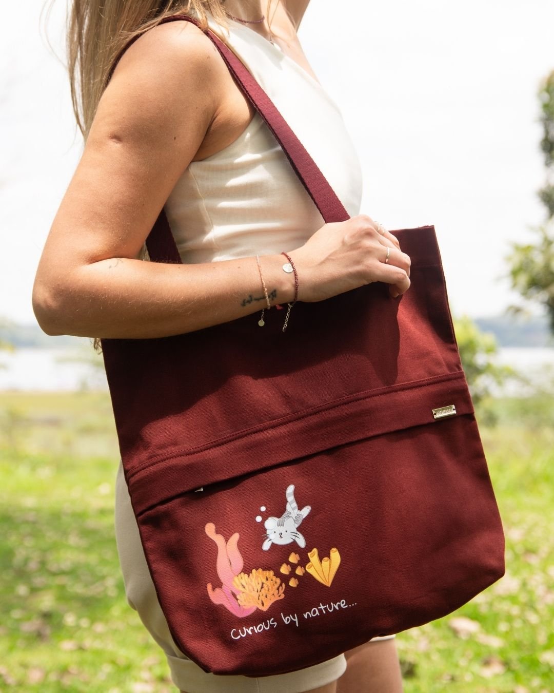 KIT ALWAYS EXPLORING - ECOBAG MARSALA COM ESTAMPA + PULSEIRA + MEDALHA