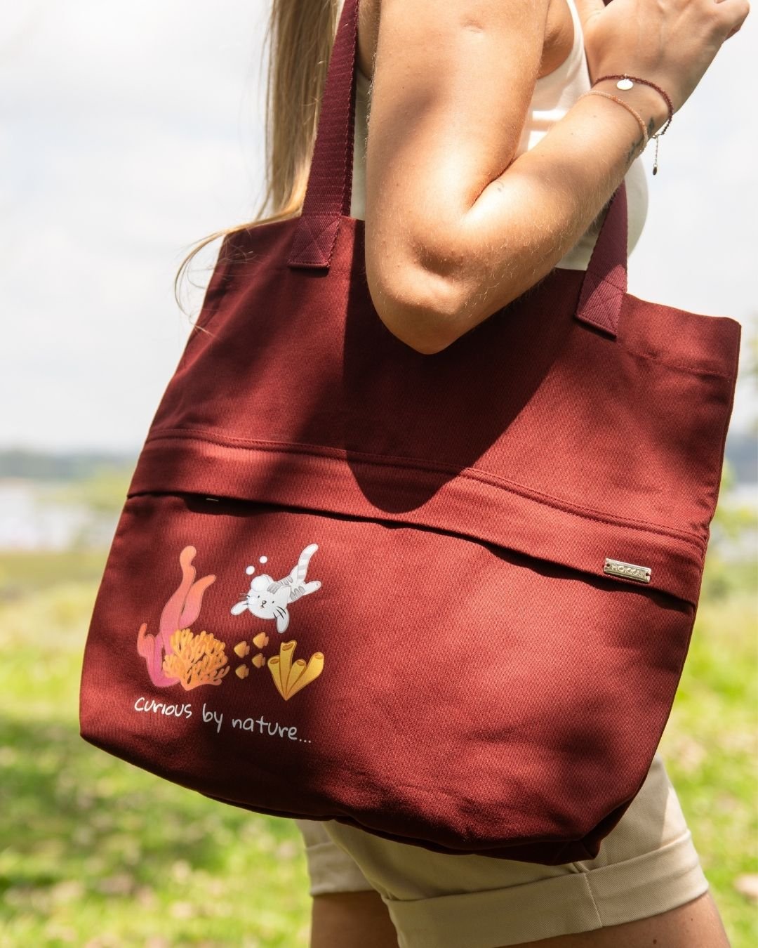 KIT ALWAYS EXPLORING - ECOBAG MARSALA COM ESTAMPA + PULSEIRA + MEDALHA