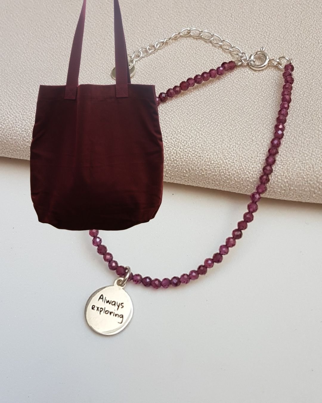 KIT ALWAYS EXPLORING - ECOBAG MARSALA SEM ESTAMPA + PULSEIRA + MEDALHA