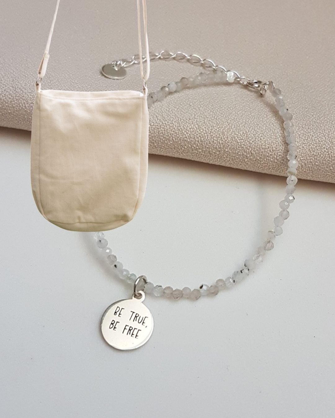 KIT BE TRUE, BE FREE - BOLSA CRU COM ESTAMPA + PULSEIRA + MEDALHA