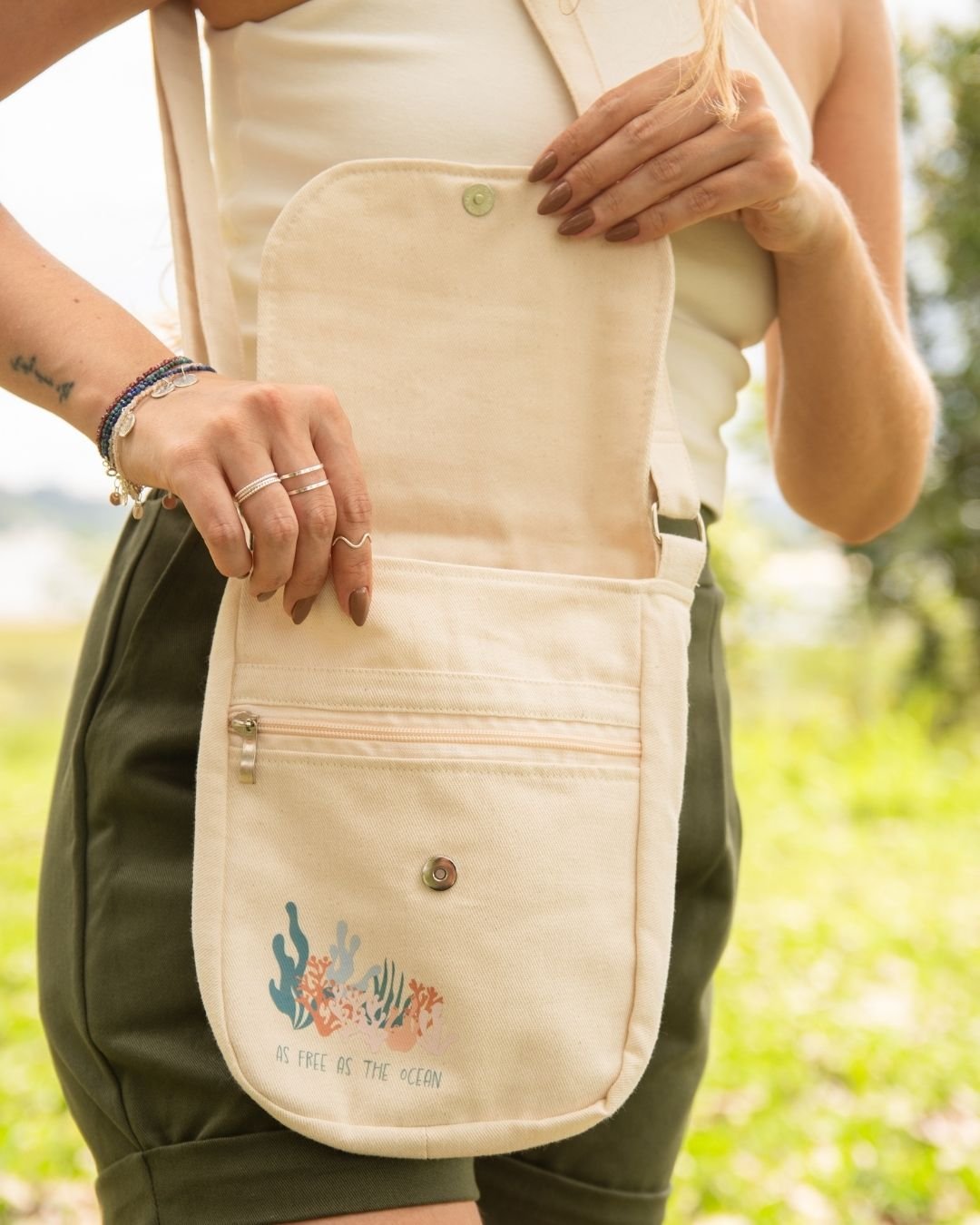 KIT BE TRUE, BE FREE - BOLSA CRU COM ESTAMPA + PULSEIRA + MEDALHA