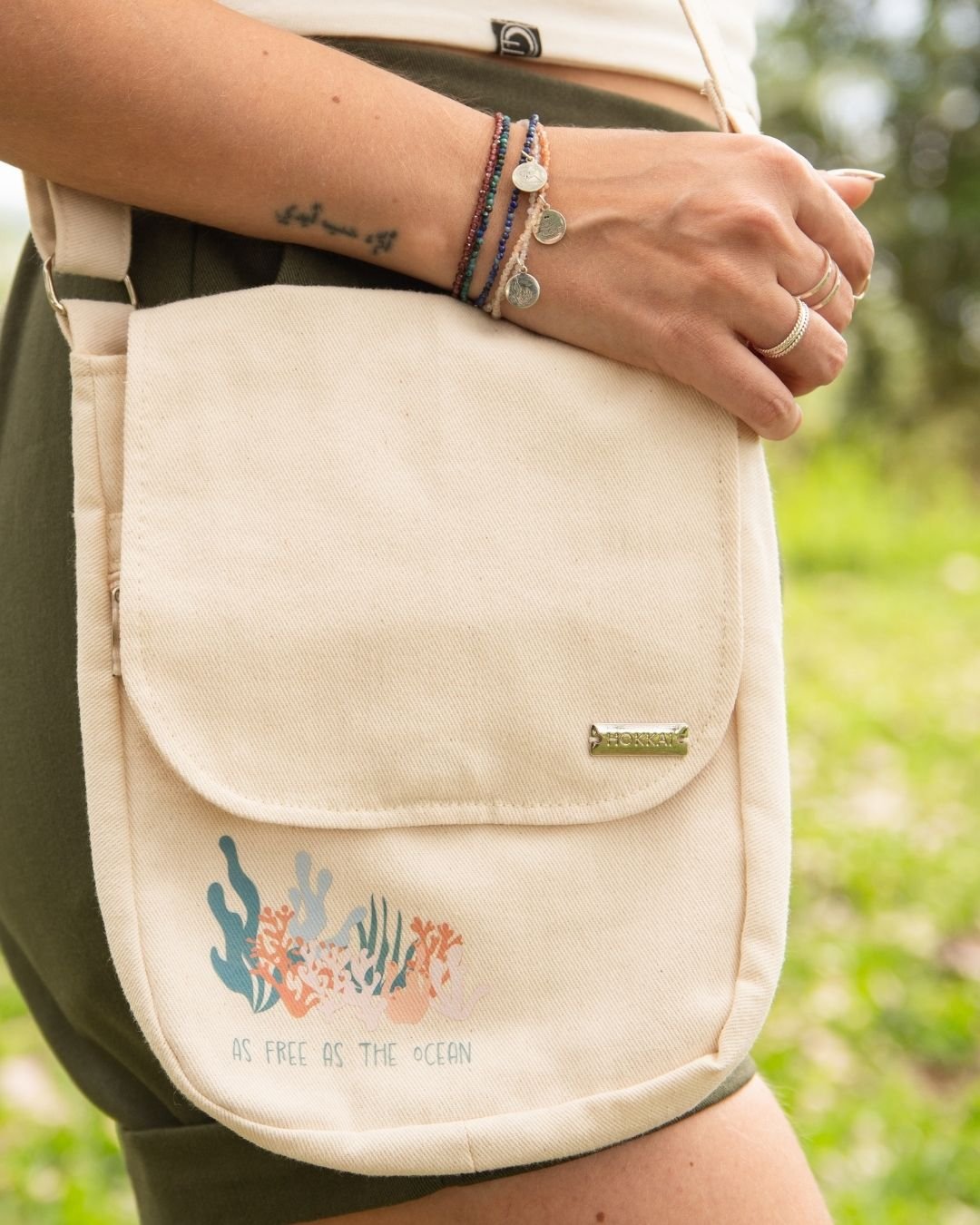 KIT BE TRUE, BE FREE - BOLSA CRU COM ESTAMPA + PULSEIRA + MEDALHA