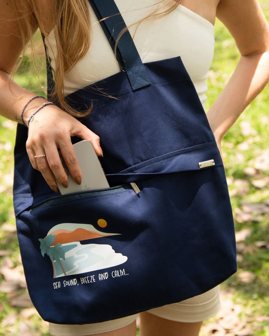 KIT LET IT FLOW - ECOBAG MARINHO COM ESTAMPA + PULSEIRA + MEDALHA