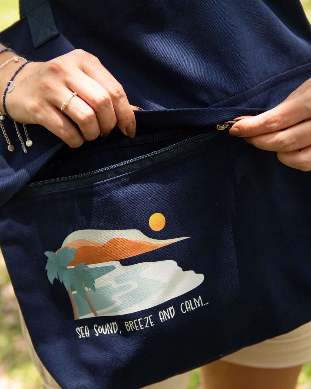 KIT LET IT FLOW - ECOBAG MARINHO COM ESTAMPA + PULSEIRA + MEDALHA