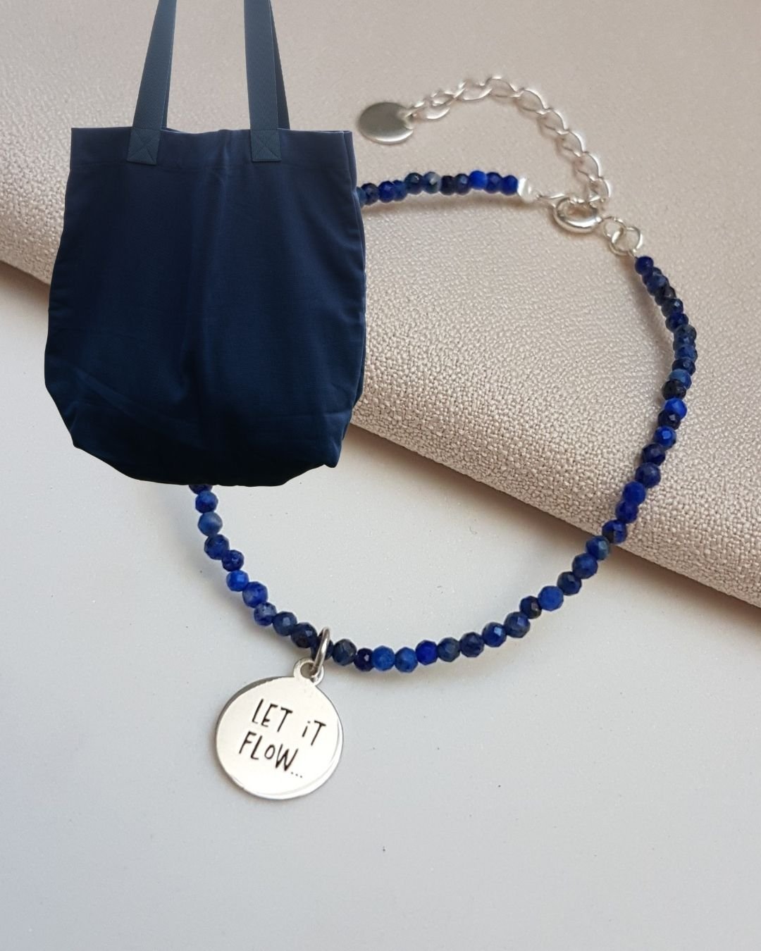 KIT LET IT FLOW - ECOBAG MARINHO SEM ESTAMPA + PULSEIRA + MEDALHA