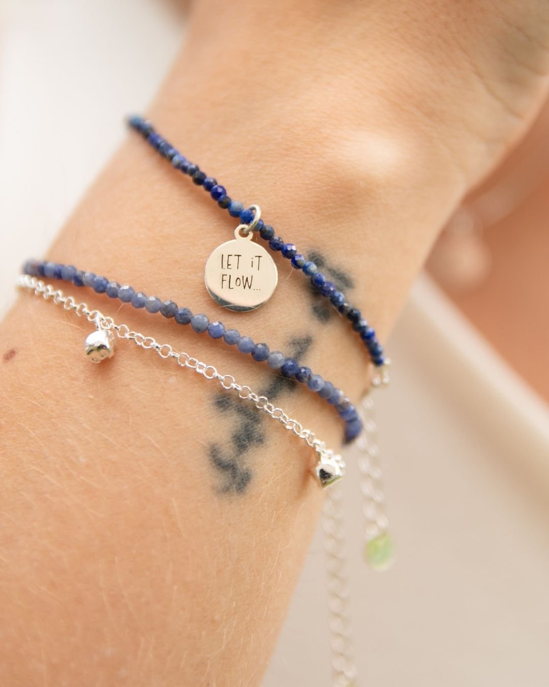 KIT LET IT FLOW - ECOBAG MARINHO SEM ESTAMPA + PULSEIRA + MEDALHA