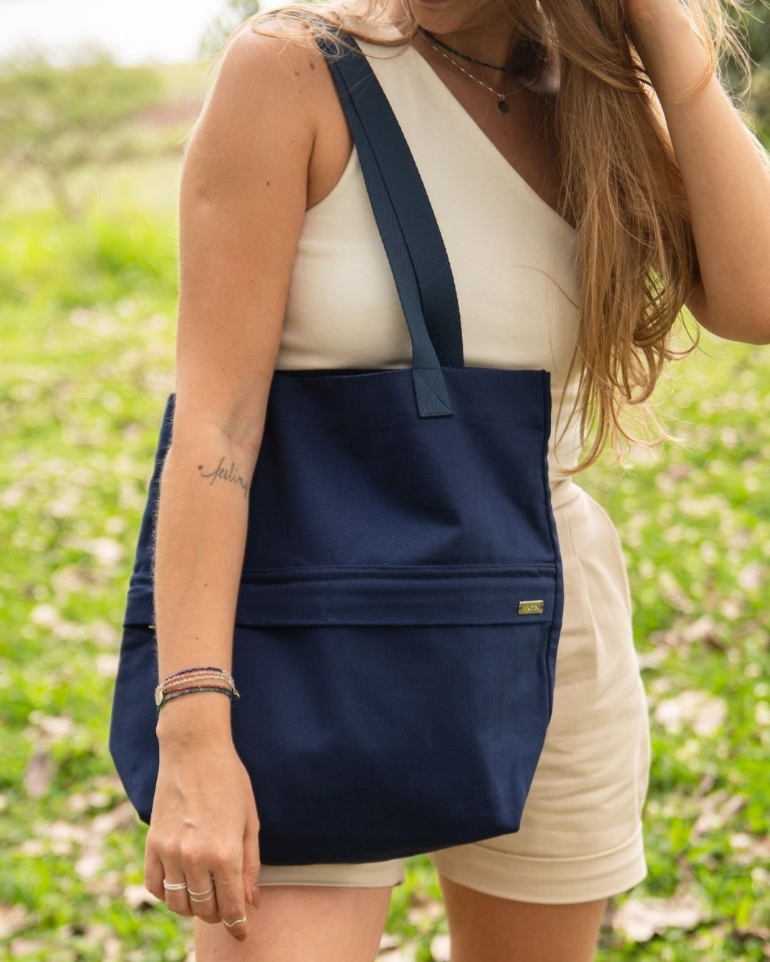 KIT LET IT FLOW - ECOBAG MARINHO SEM ESTAMPA + PULSEIRA + MEDALHA