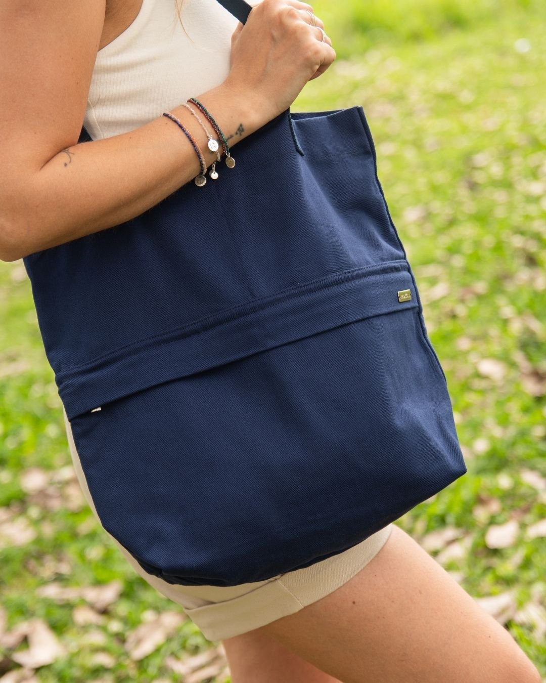 KIT LET IT FLOW - ECOBAG MARINHO SEM ESTAMPA + PULSEIRA + MEDALHA