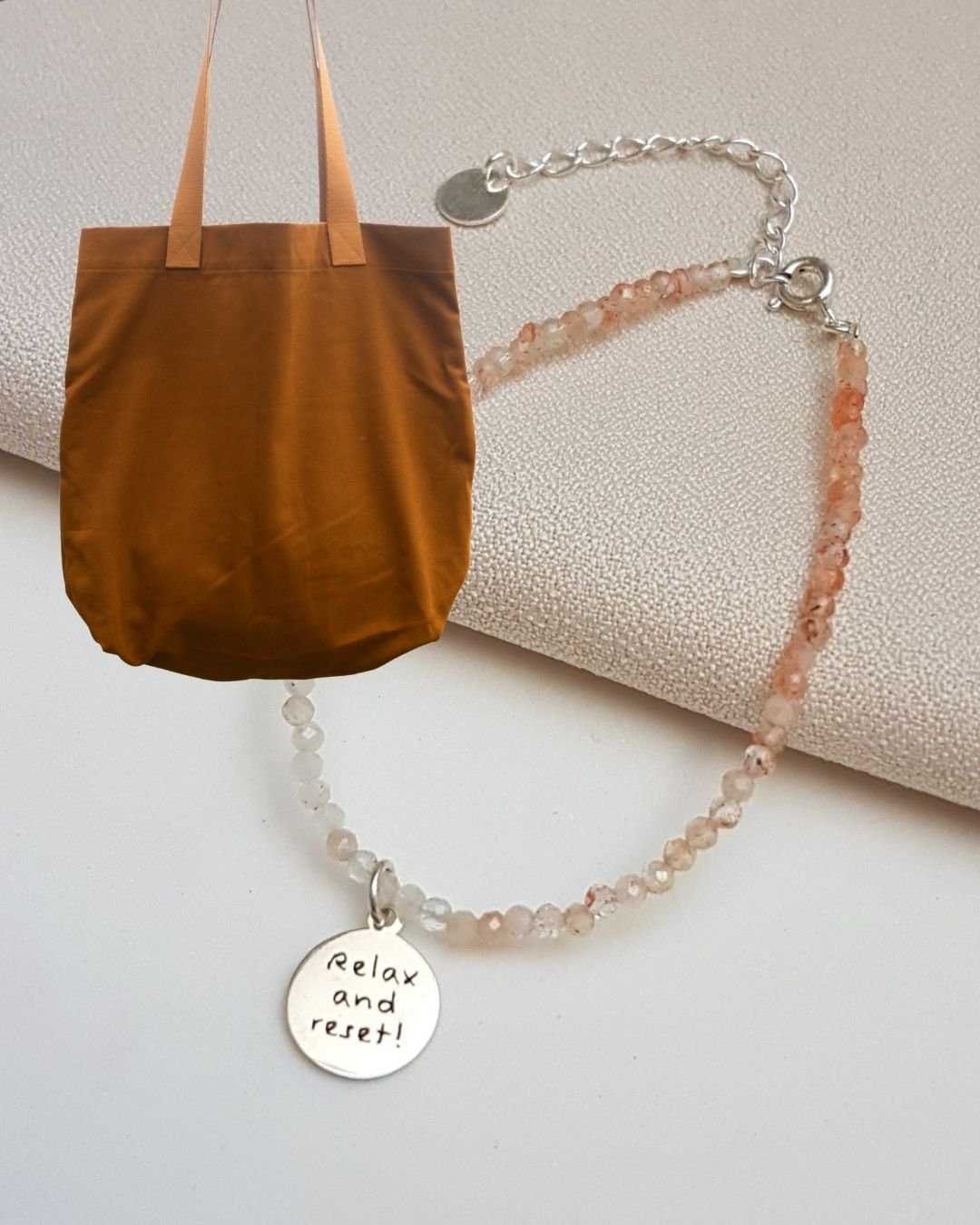 KIT RELAX AND RESET - ECOBAG MOSTARDA COM ESTAMPA + PULSEIRA + MEDALHA