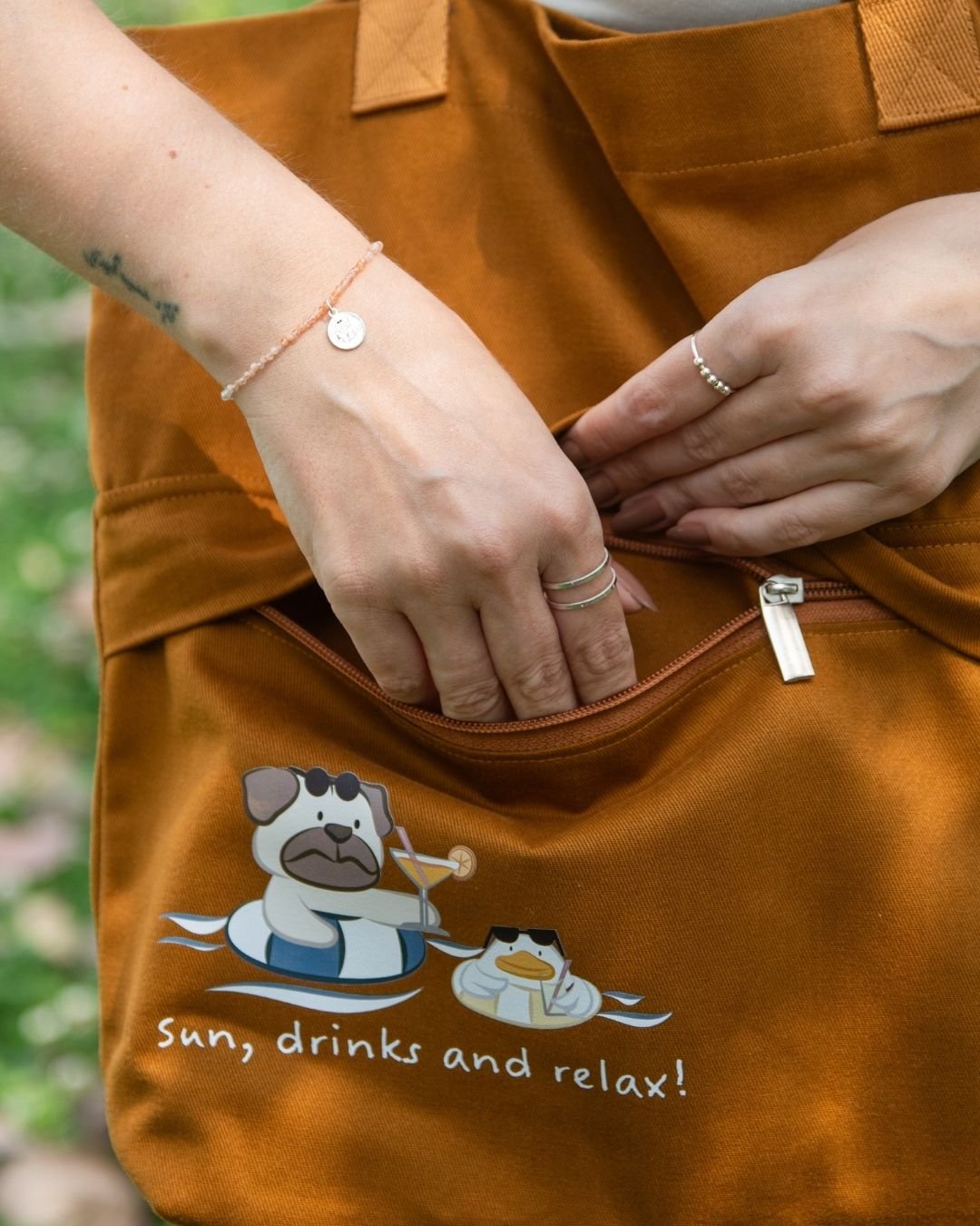 KIT RELAX AND RESET - ECOBAG MOSTARDA COM ESTAMPA + PULSEIRA + MEDALHA