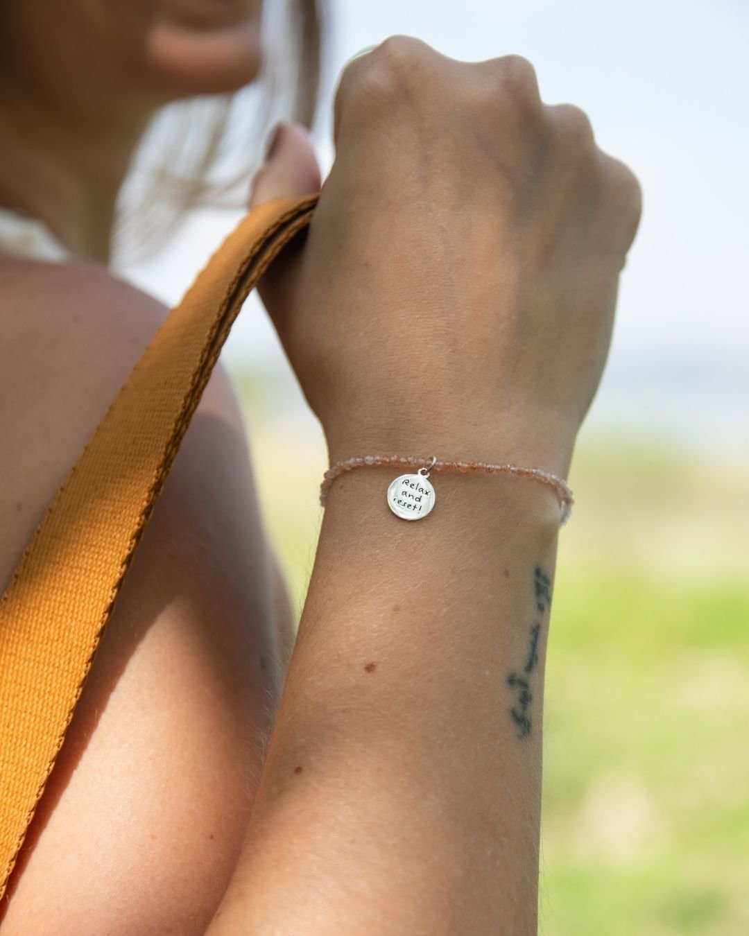 KIT RELAX AND RESET - ECOBAG MOSTARDA COM ESTAMPA + PULSEIRA + MEDALHA