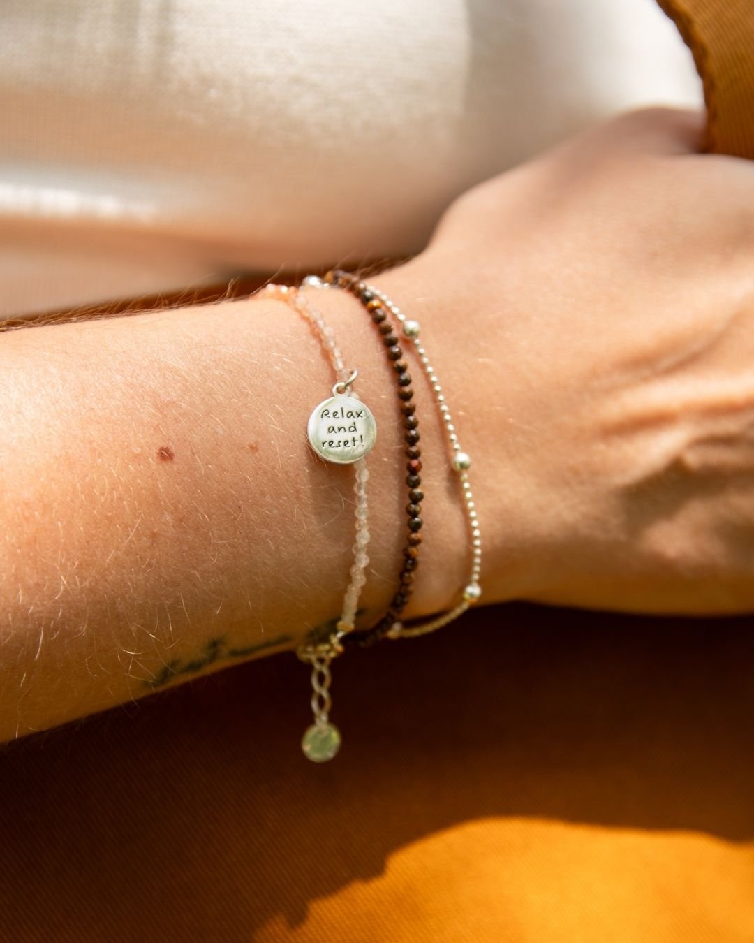 KIT RELAX AND RESET - ECOBAG MOSTARDA COM ESTAMPA + PULSEIRA + MEDALHA