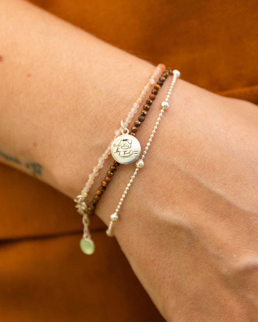 KIT RELAX AND RESET - ECOBAG MOSTARDA COM ESTAMPA + PULSEIRA + MEDALHA