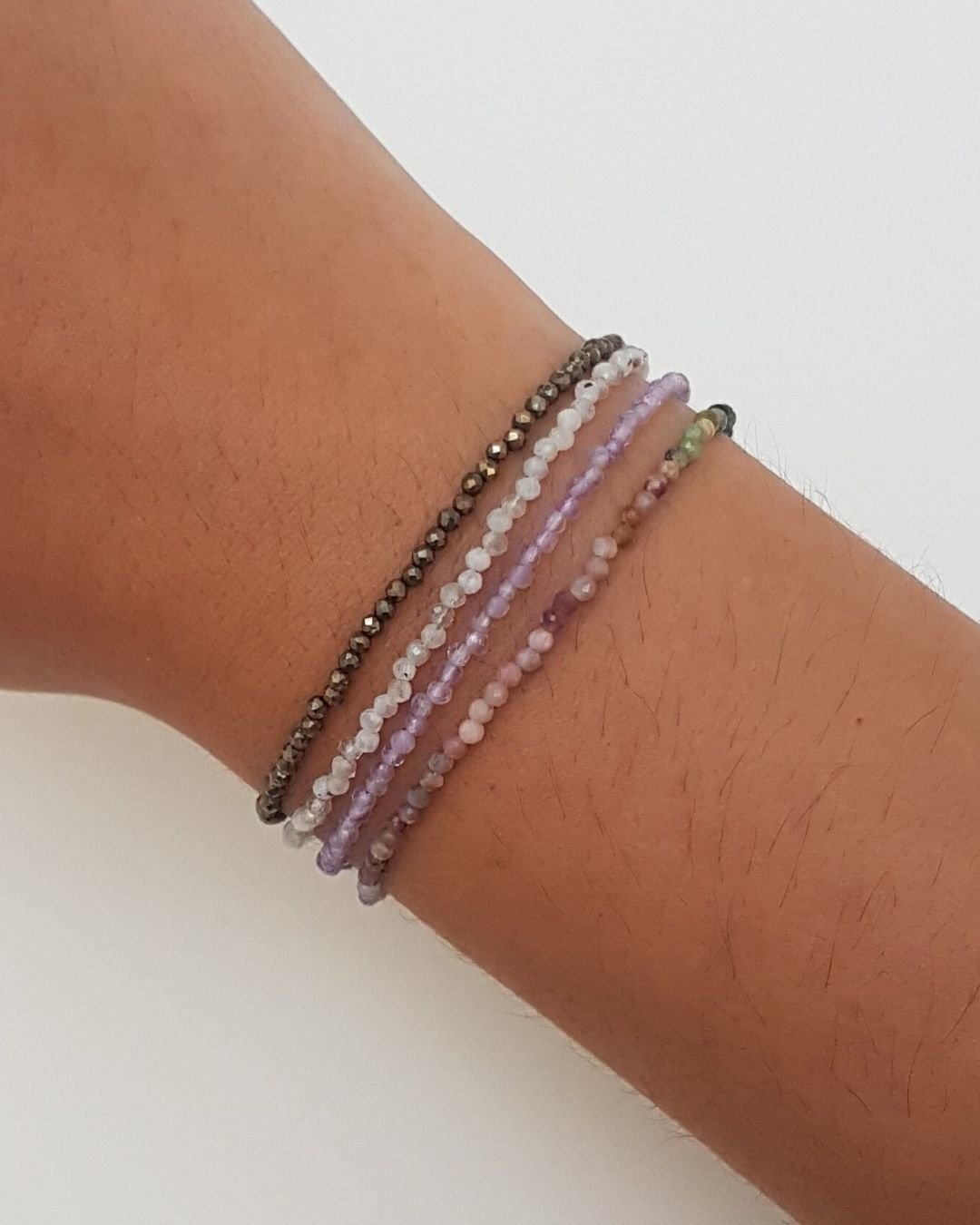 MIX DE PULSEIRAS PEDRAS NATURAIS DOURADO, VERDE, VIOLETA, BRANCO E ROSA - COR ANO PESSOAL 9