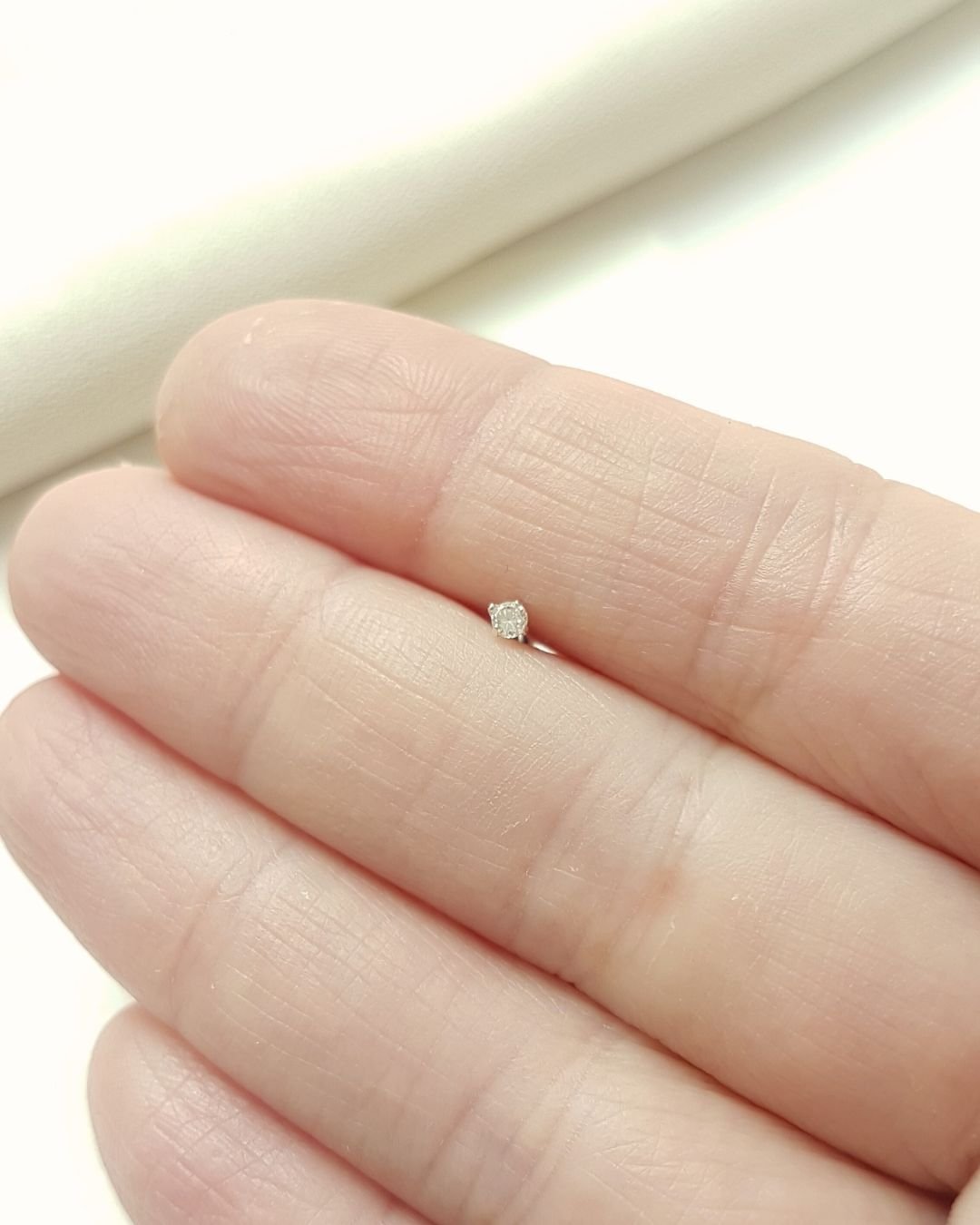 PIERCING DE FURO ORELHA PINGO DE LUZ PEQUENO DE PRATA 925