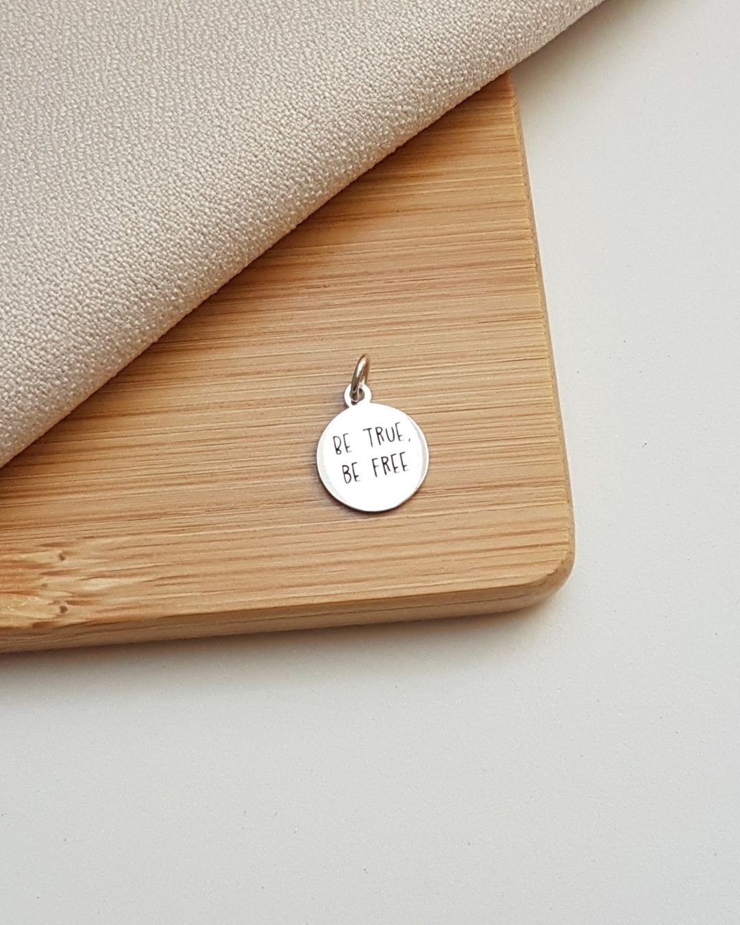 PINGENTE MEDALHA BE TRUE BE FREE DE PRATA 925