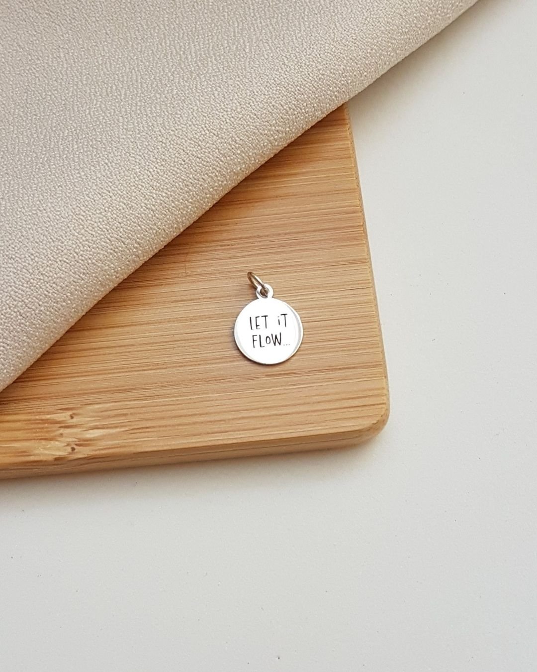 PINGENTE MEDALHA LET IT FLOW DE PRATA 925