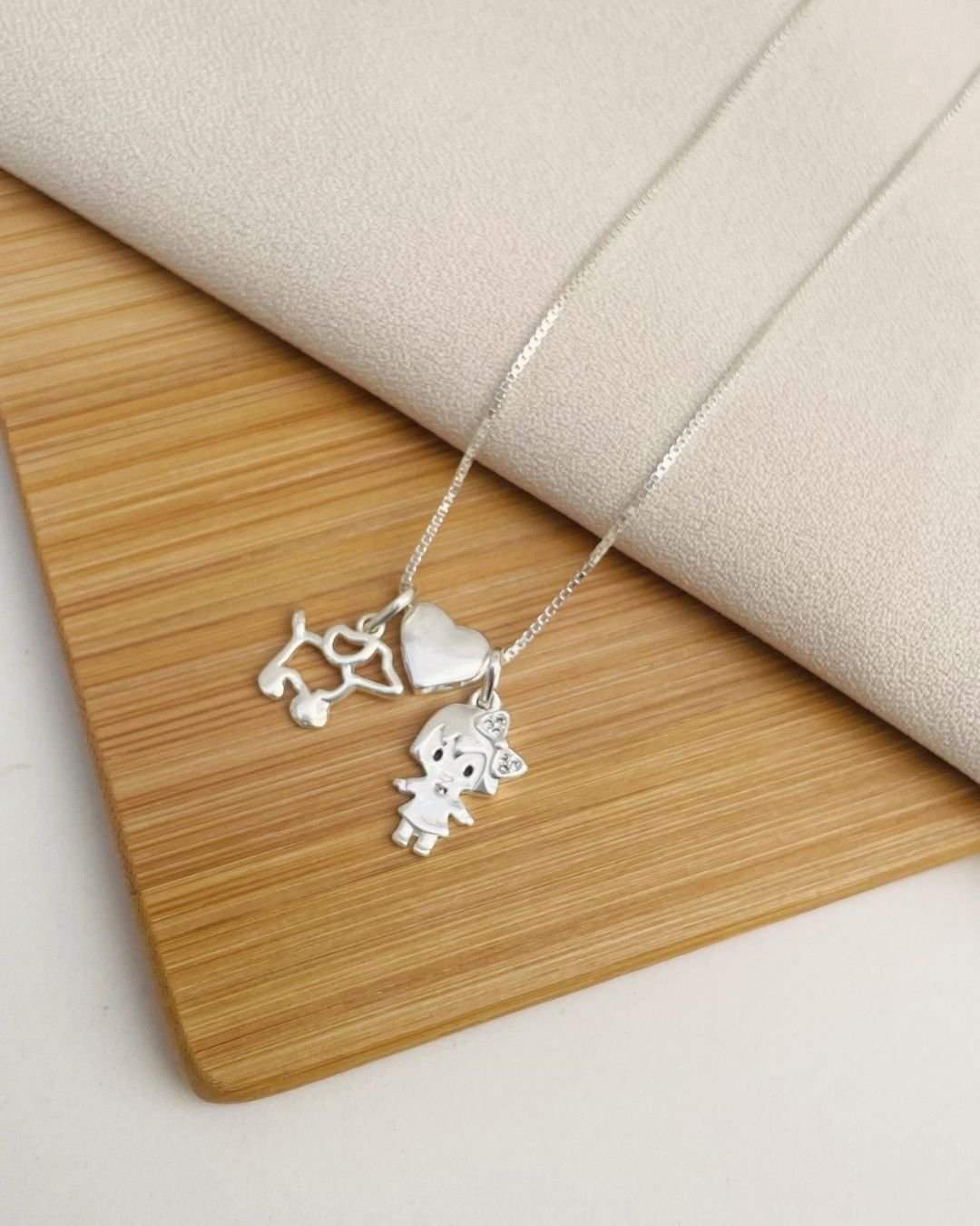 PINGENTE MENINA ZIRCÔNIAS PRATA 925