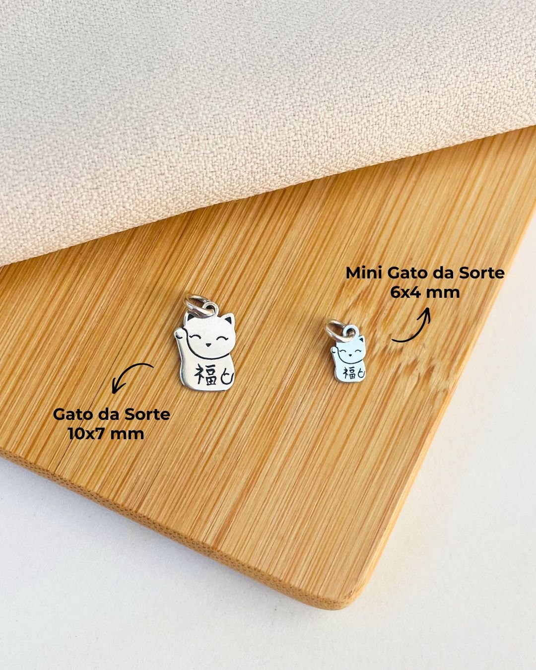 PINGENTE MINI GATO DA SORTE E PROSPERIDADE BRAÇO DIREITO PRATA 925