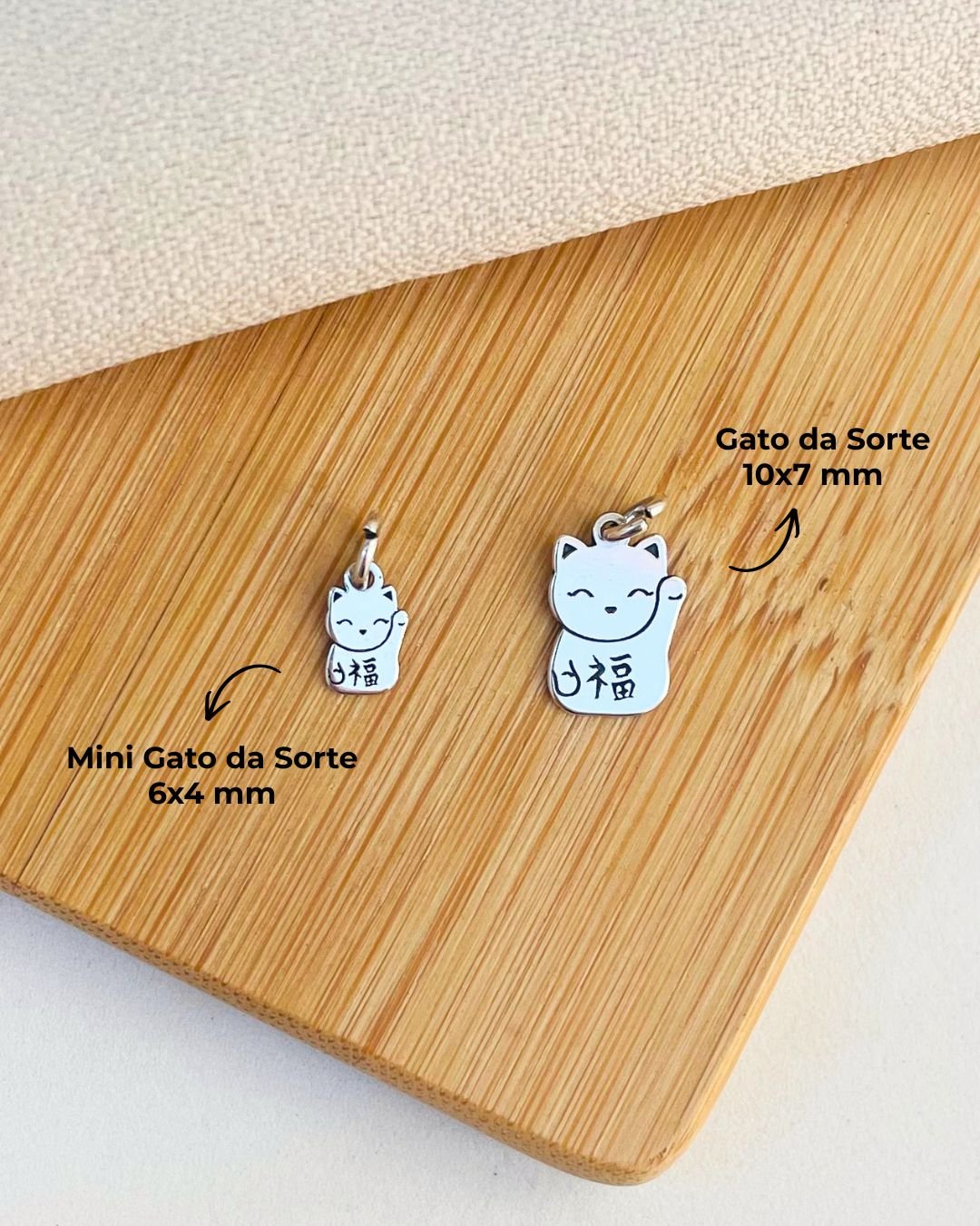 PINGENTE MINI GATO DA SORTE E PROSPERIDADE BRAÇO ESQUERDO PRATA 925