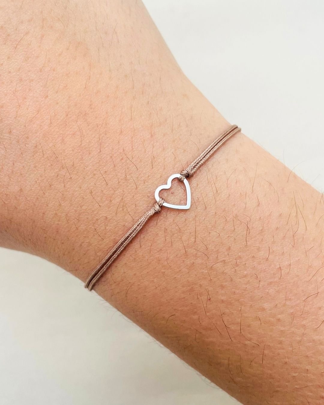 PULSEIRA CORAÇÃO VAZADO CORDÃO BEGE E PRATA 925