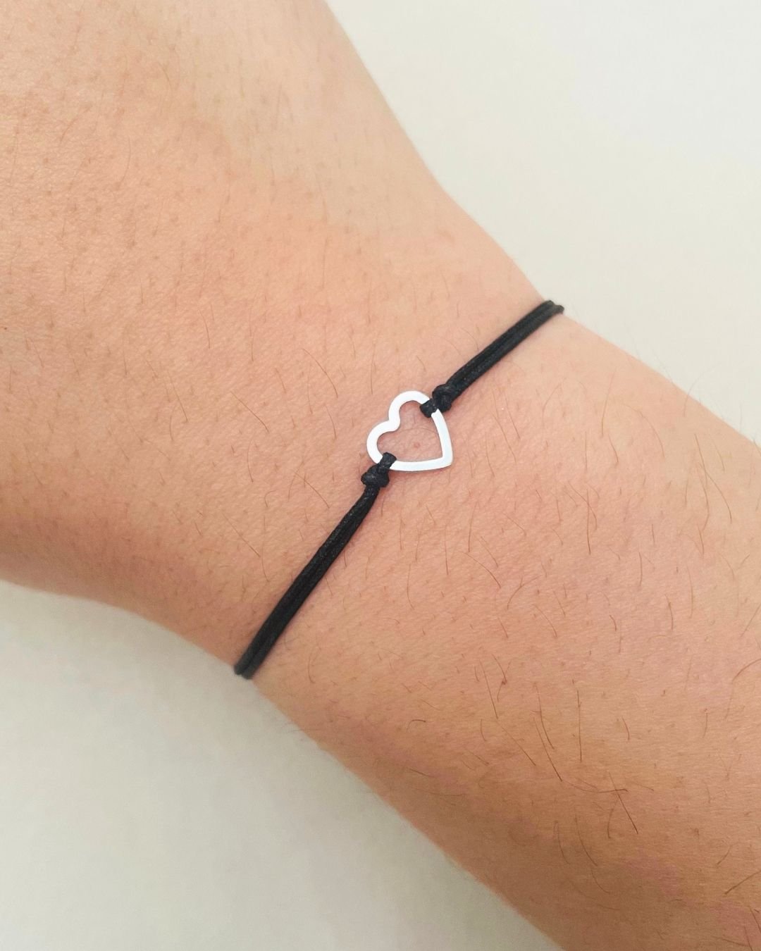 PULSEIRA CORAÇÃO VAZADO CORDÃO PRETO E PRATA 925