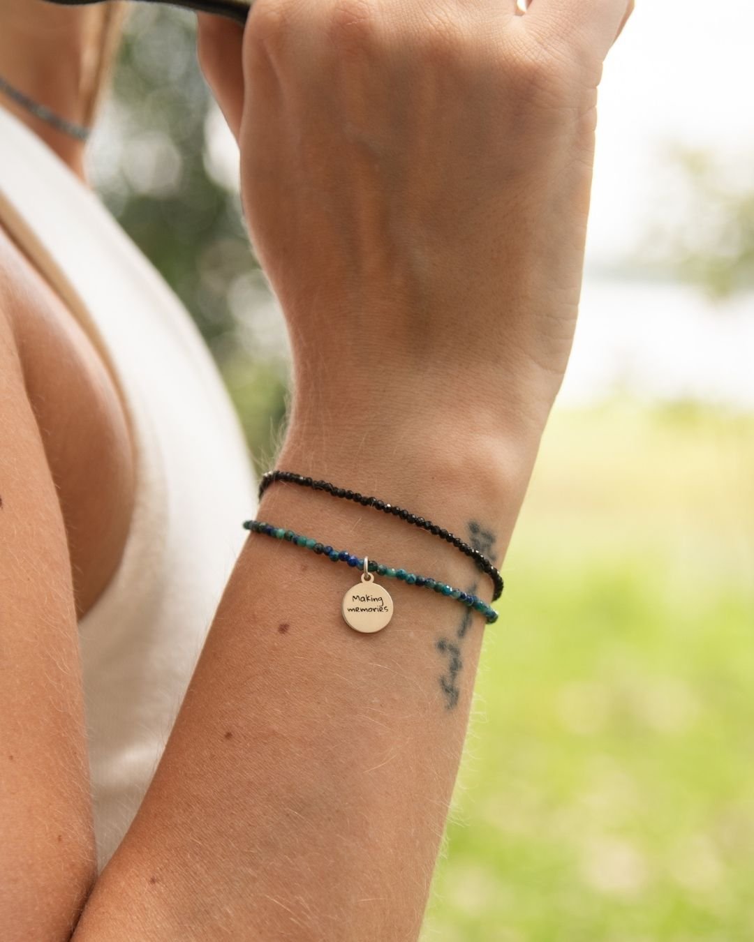 PULSEIRA PEDRA CRISOCOLA + MEDALHA MAKING MEMORIES