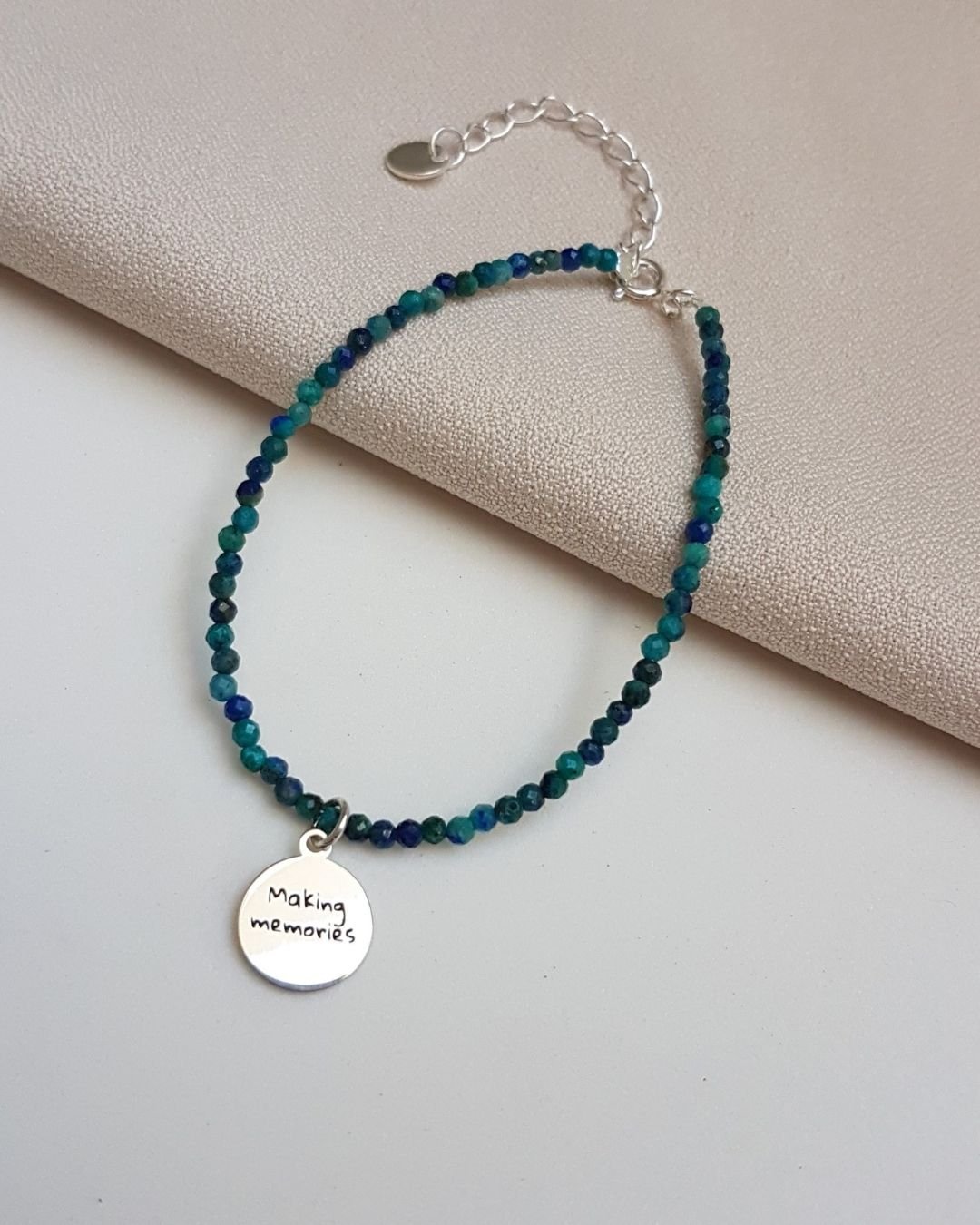 PULSEIRA PEDRA CRISOCOLA + MEDALHA MAKING MEMORIES
