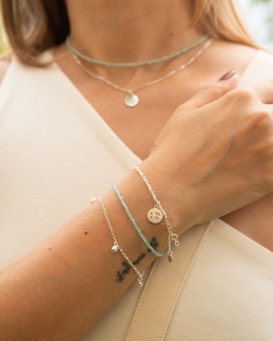 PULSEIRA PEDRA DA LUA + MEDALHA BE TRUE, BE FREE