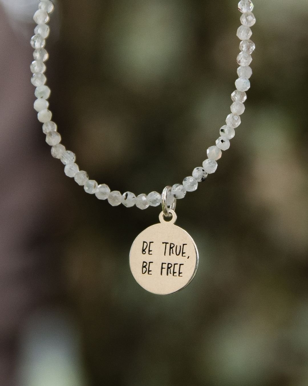 PULSEIRA PEDRA DA LUA + MEDALHA BE TRUE, BE FREE