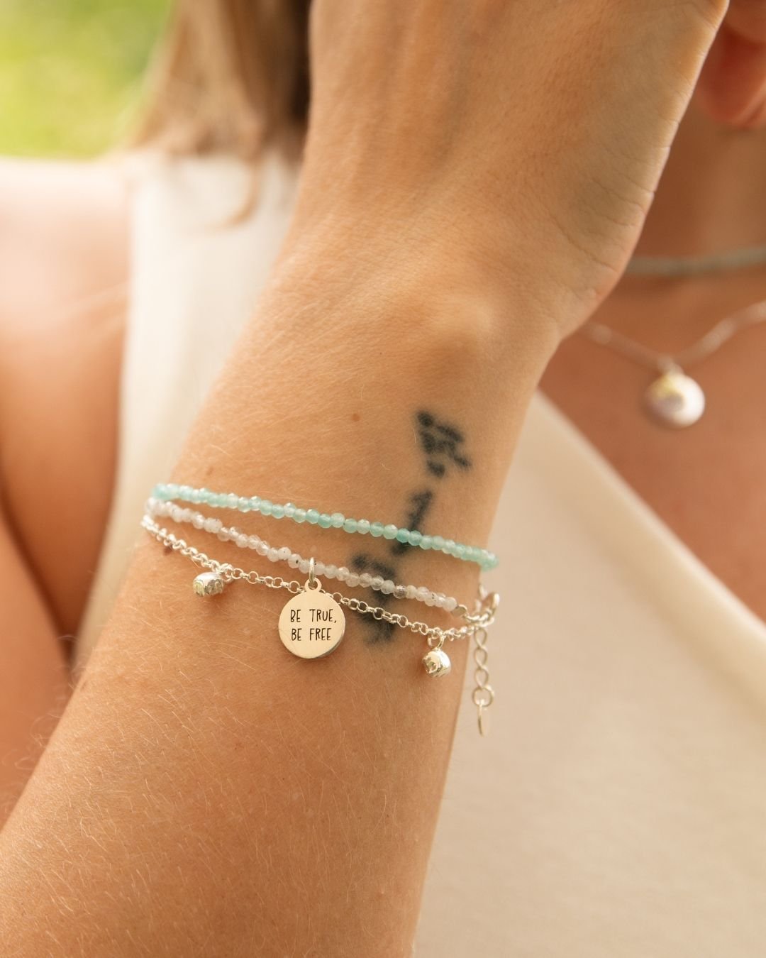 PULSEIRA PEDRA DA LUA + MEDALHA BE TRUE, BE FREE