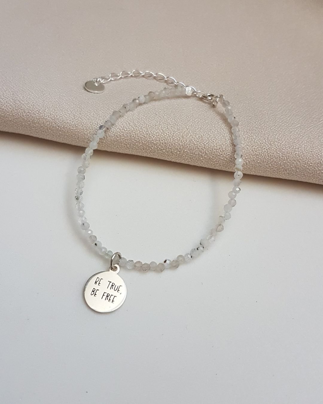 PULSEIRA PEDRA DA LUA + MEDALHA BE TRUE, BE FREE