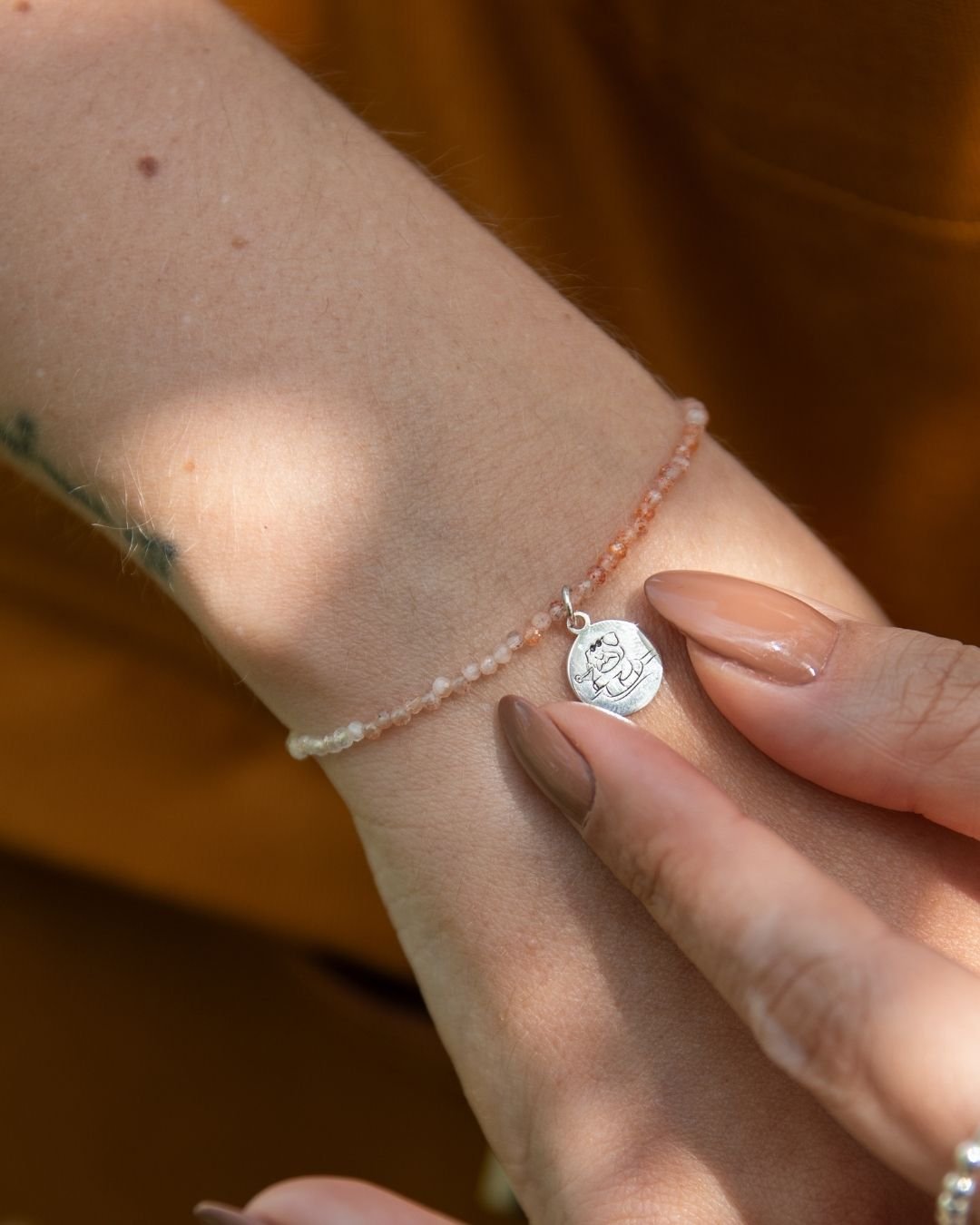 PULSEIRA PEDRA DO SOL + MEDALHA RELAX AND RESET