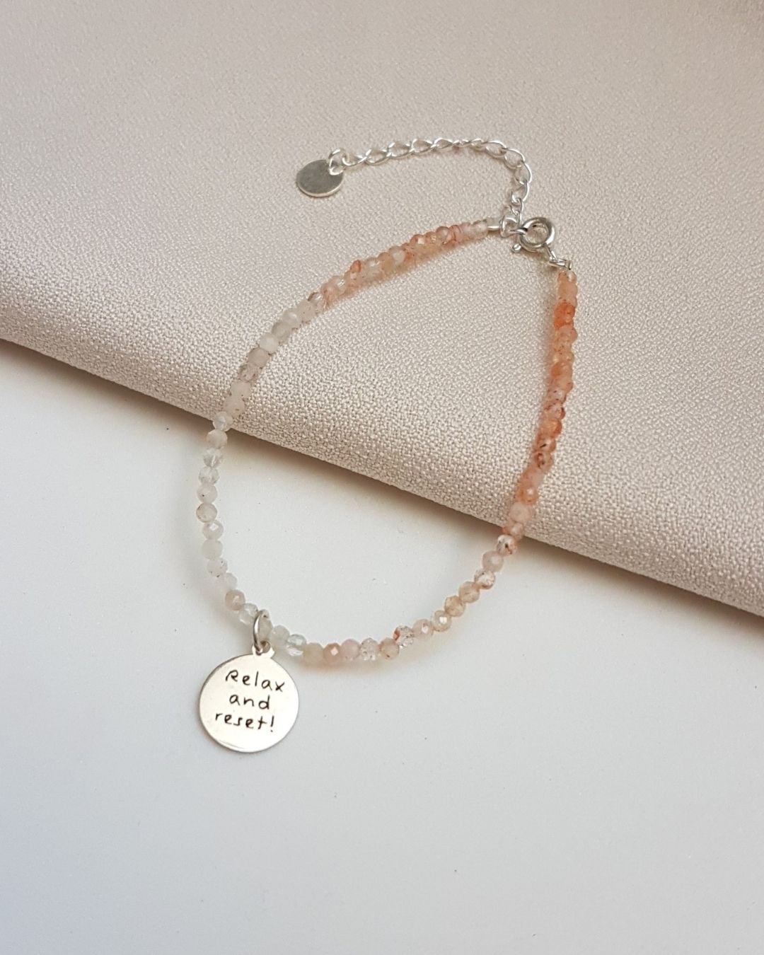 PULSEIRA PEDRA DO SOL + MEDALHA RELAX AND RESET